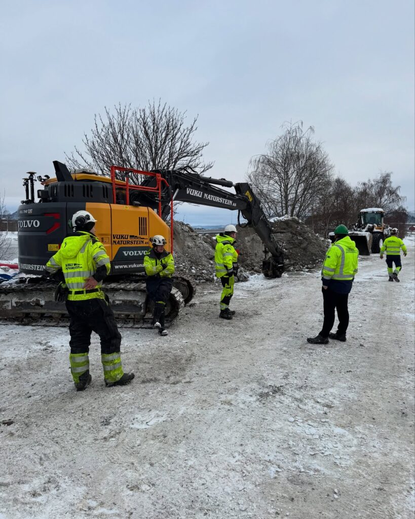 Foto av flere ansatte i arbeid